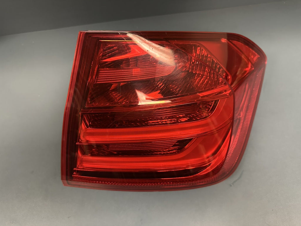 2012-2016 BMW 328xi F30 OEM Right Rear Outer Trunk Tail Light Lamp 7372786
