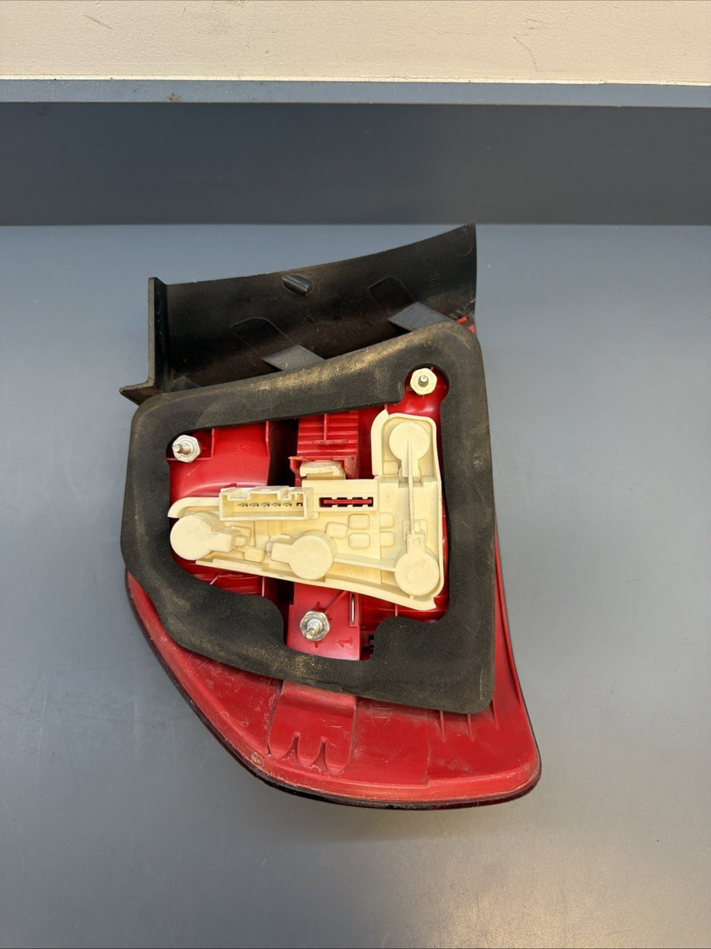 2006-2008 BMW E90 OUTTER PASSANGER PRE LCI TAIL LIGHT 7161956