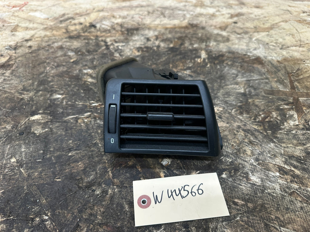 BMW 1999-2005 E46 RIGHT SIDE DASH AIR VENT OEM 8361898