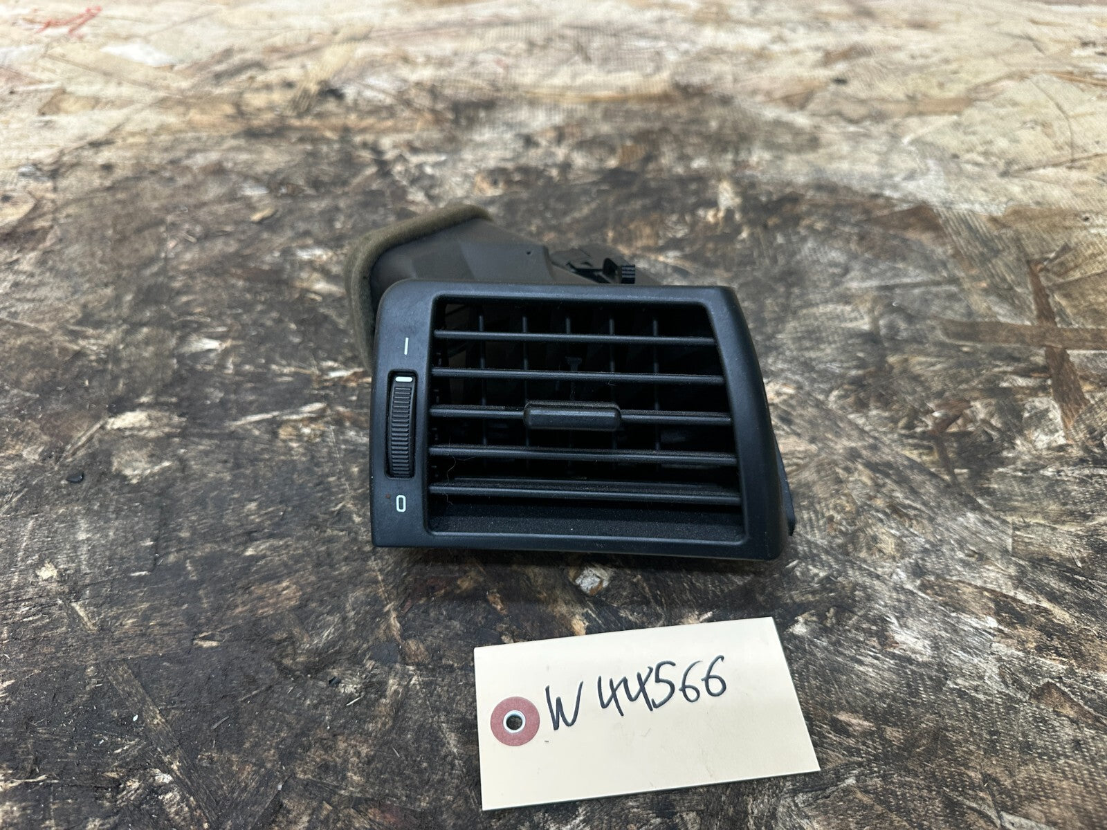 BMW 1999-2005 E46 RIGHT SIDE DASH AIR VENT OEM 8361898
