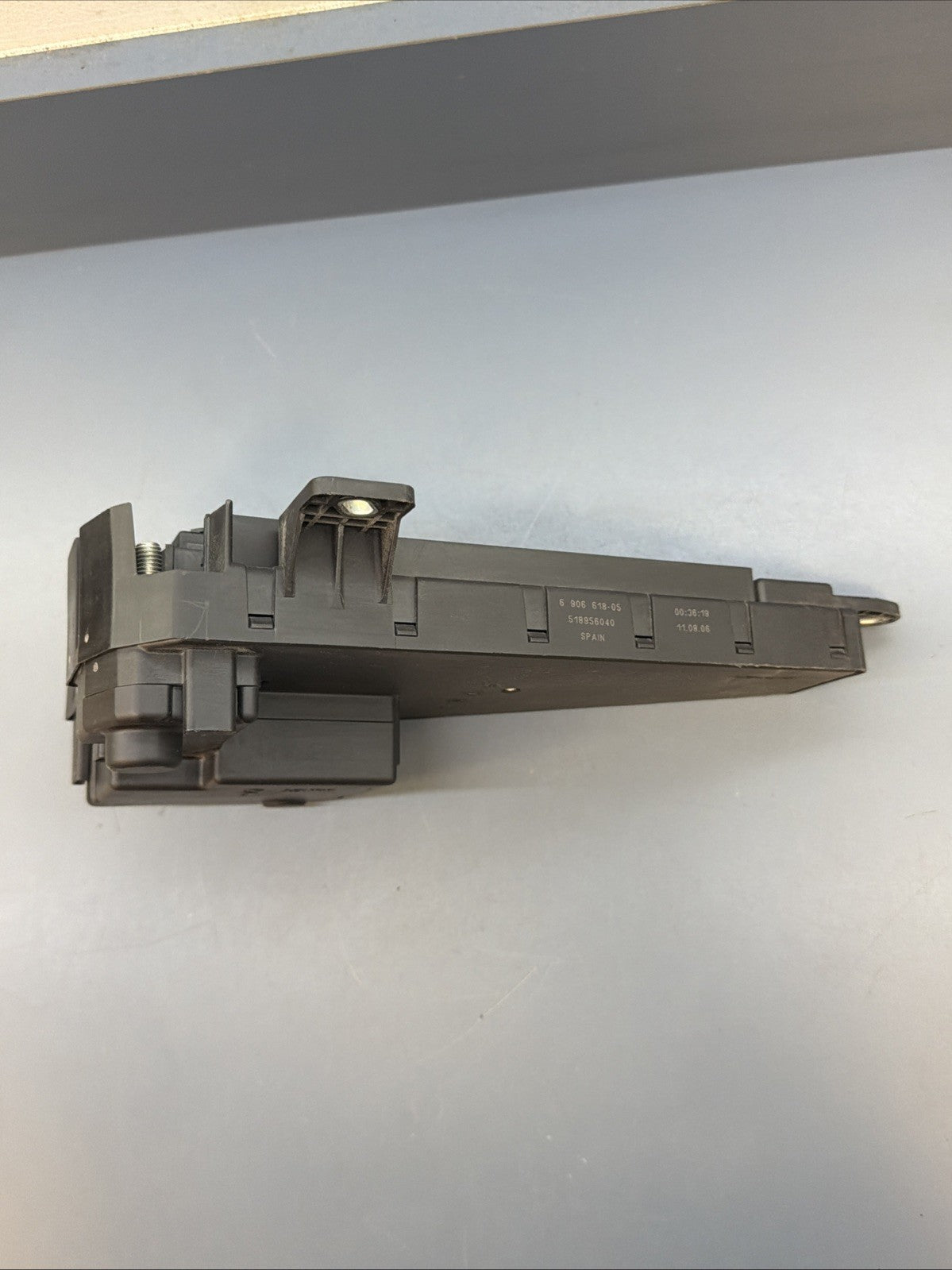 04-10 BMW E63 E64 650i POWER FUSE BOX FUSEBOX REAR OEM 6906618
