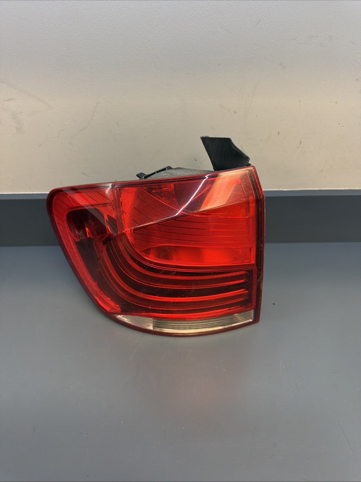 OEM 2012-2015 BMW X1 LH REAR LEFT DRIVERS TAIL LIGHT ASSEMBLY 2990111