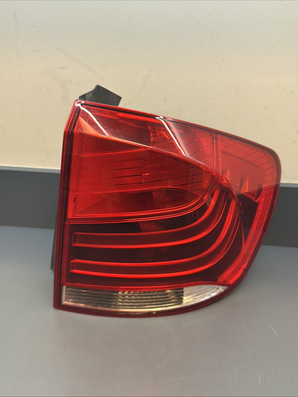 2013 2014 2015 BMW E84 X1 REAR RIGHT OUTER TAIL LIGHT ASSEMBLY OEM 2990112