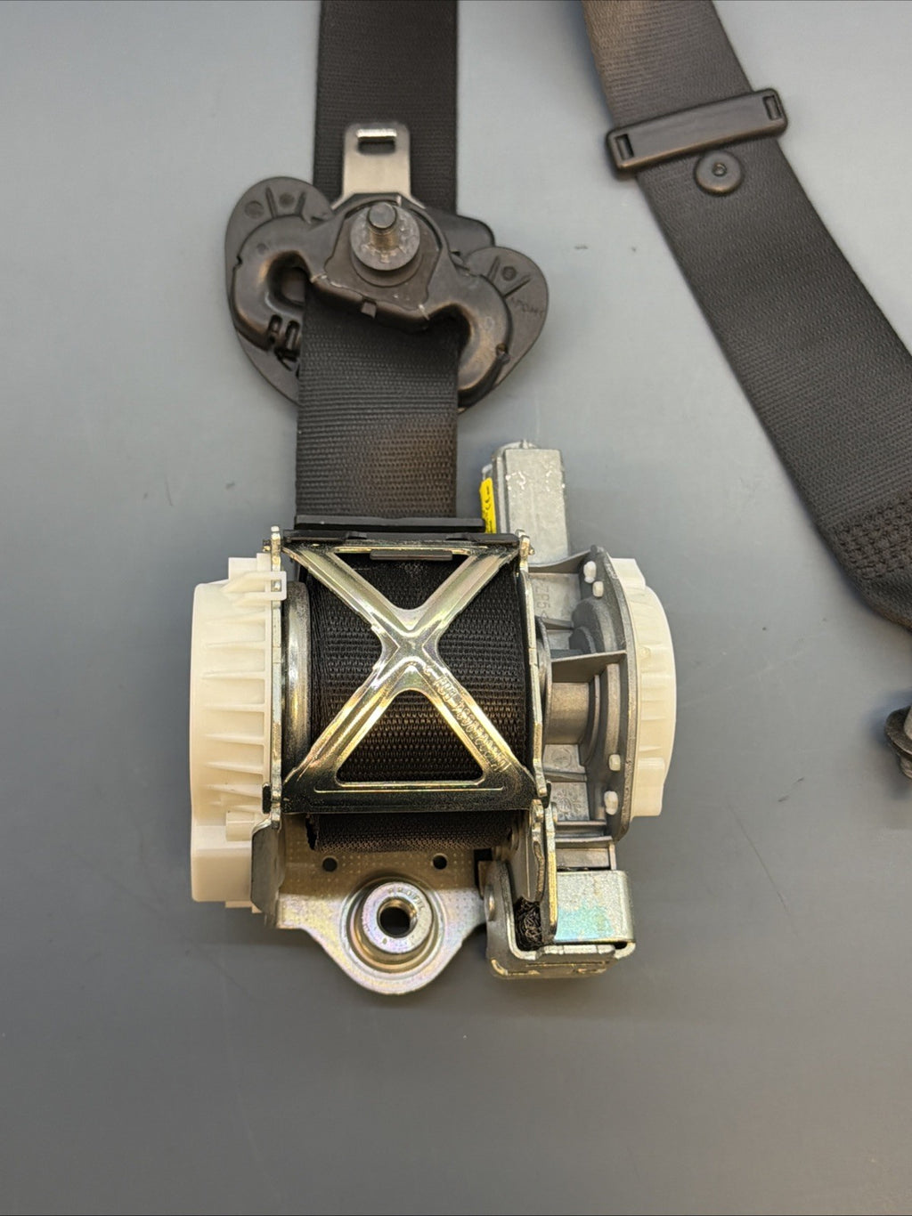 BMW F30 F31 F34 FRONT PASSANGER SEAT BELT RETRACTOR OEM 34107541D
