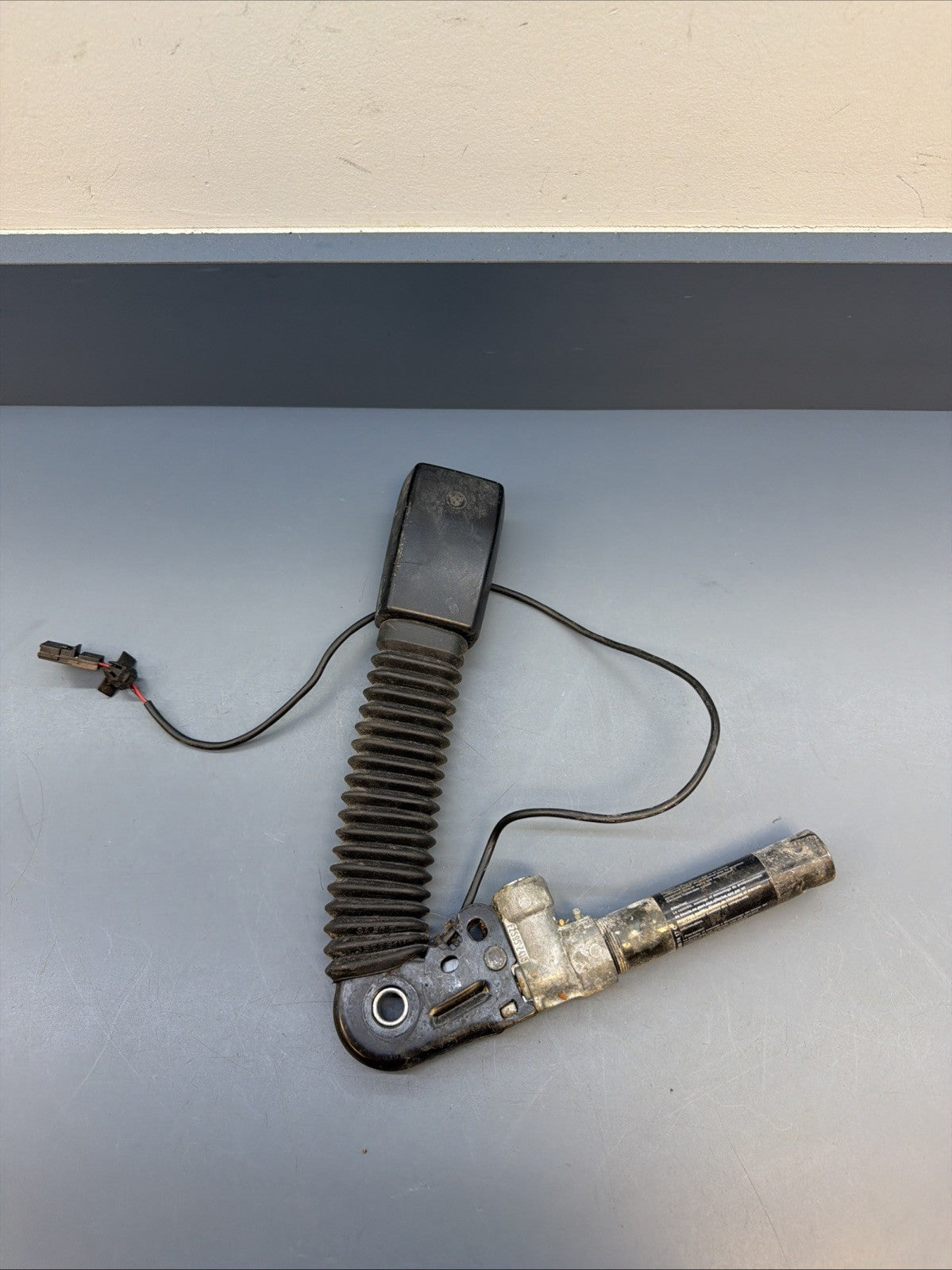 01-06 OEM BMW E46 M3 325 330 Front Left Driver Side Seat Belt Buckle 8257789