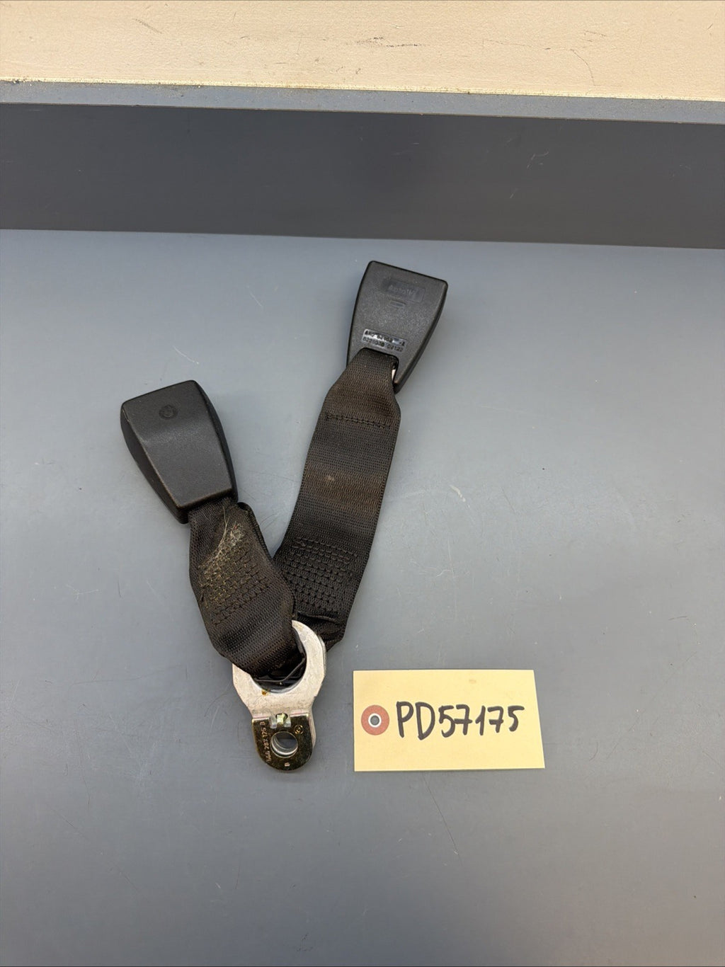 BMW E46 323 325 330 Rear Left Driver Side Seat Belt Receiver Latch OEM 8226038