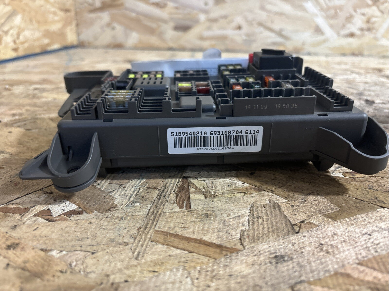 2010 2011 2012 2013 2014 BMW X6M TRUNK CABIN FUSE RELAY BOX 693168704