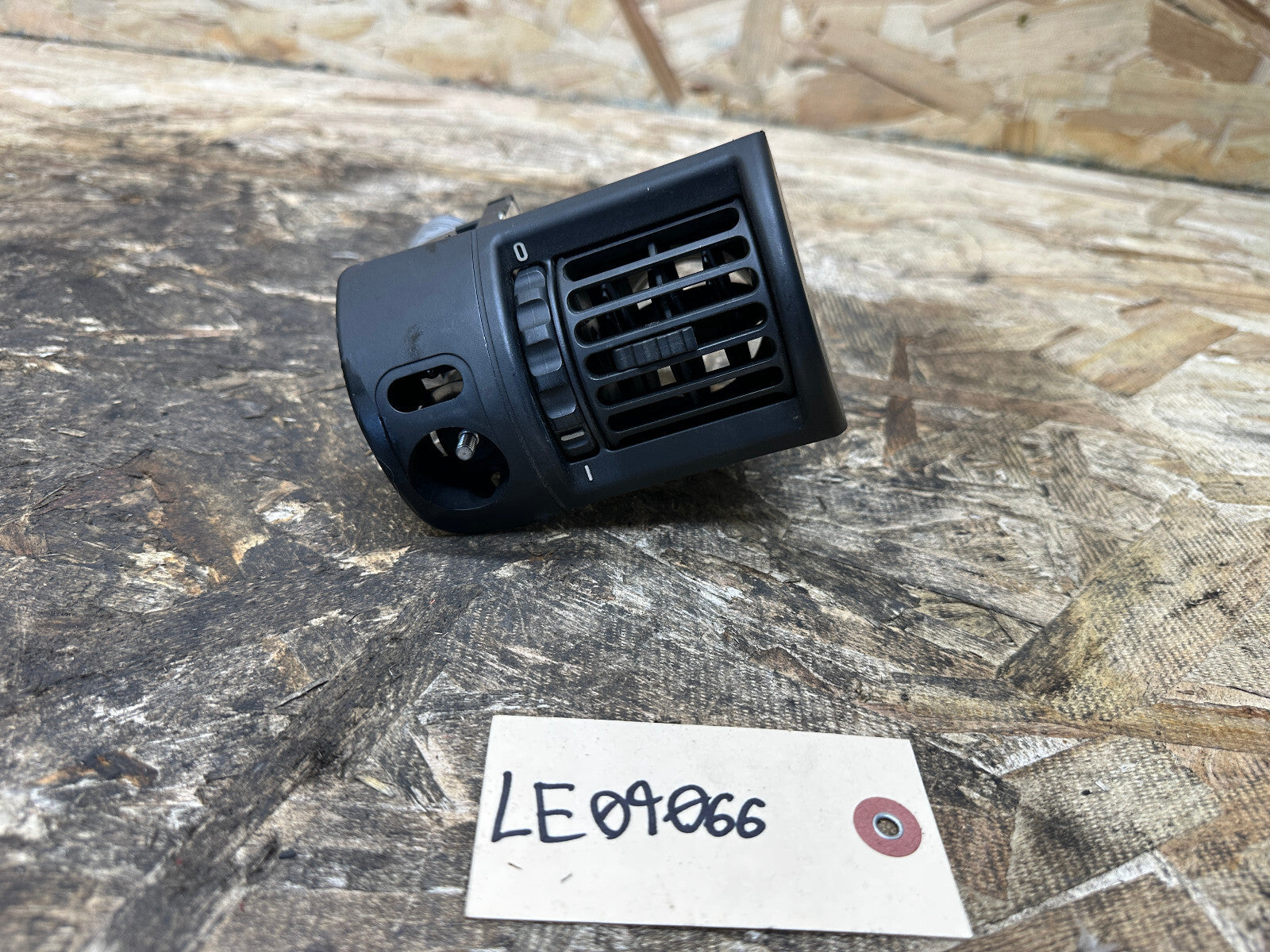 BMW 95-02 E36/7 Z3 BLACK LEFT DASH AIR VENT BROKEN KNOB OEM 8397715