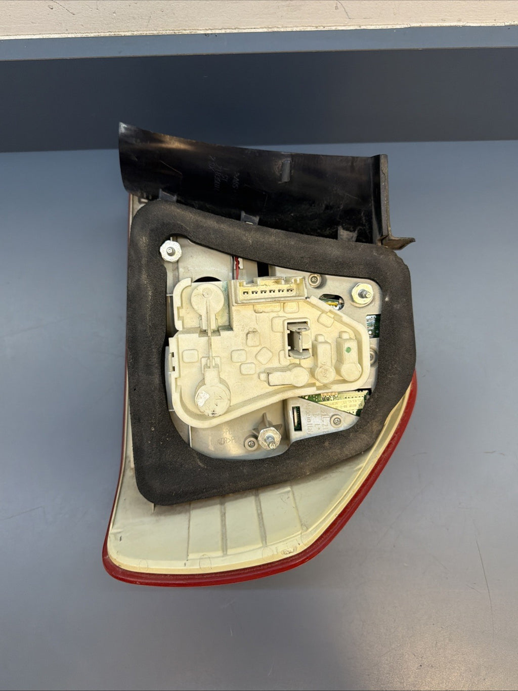 09-11 BMW E90 328i 335i LCI REAR LEFT DRIVER SIDE INNER TAIL LIGHT LAMP 7154157