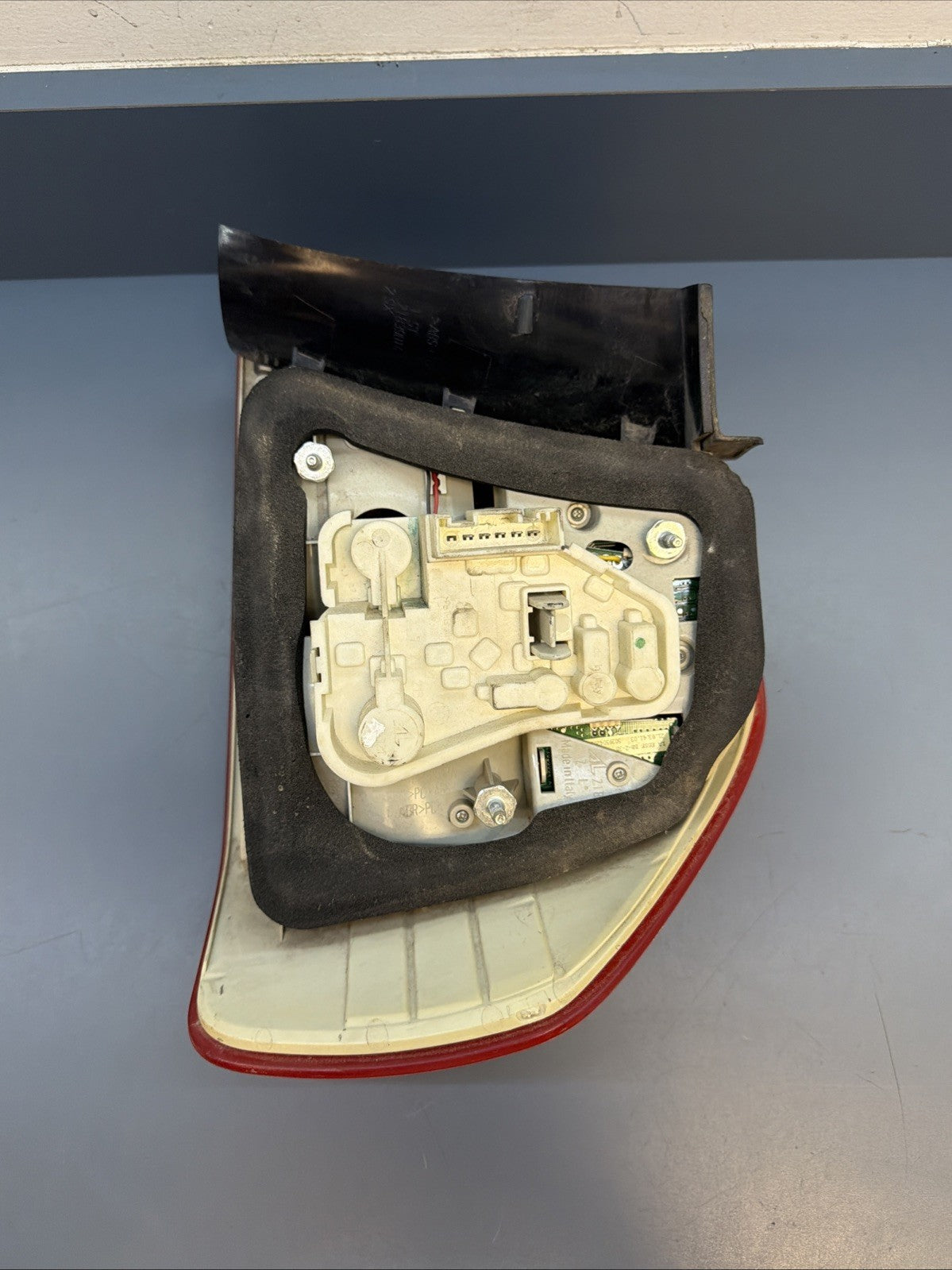 09-11 BMW E90 328i 335i LCI REAR LEFT DRIVER SIDE INNER TAIL LIGHT LAMP 7154157