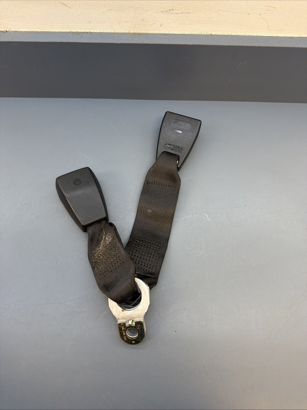 BMW E46 323 325 330 Rear Left Driver Side Seat Belt Receiver Latch OEM 8226038