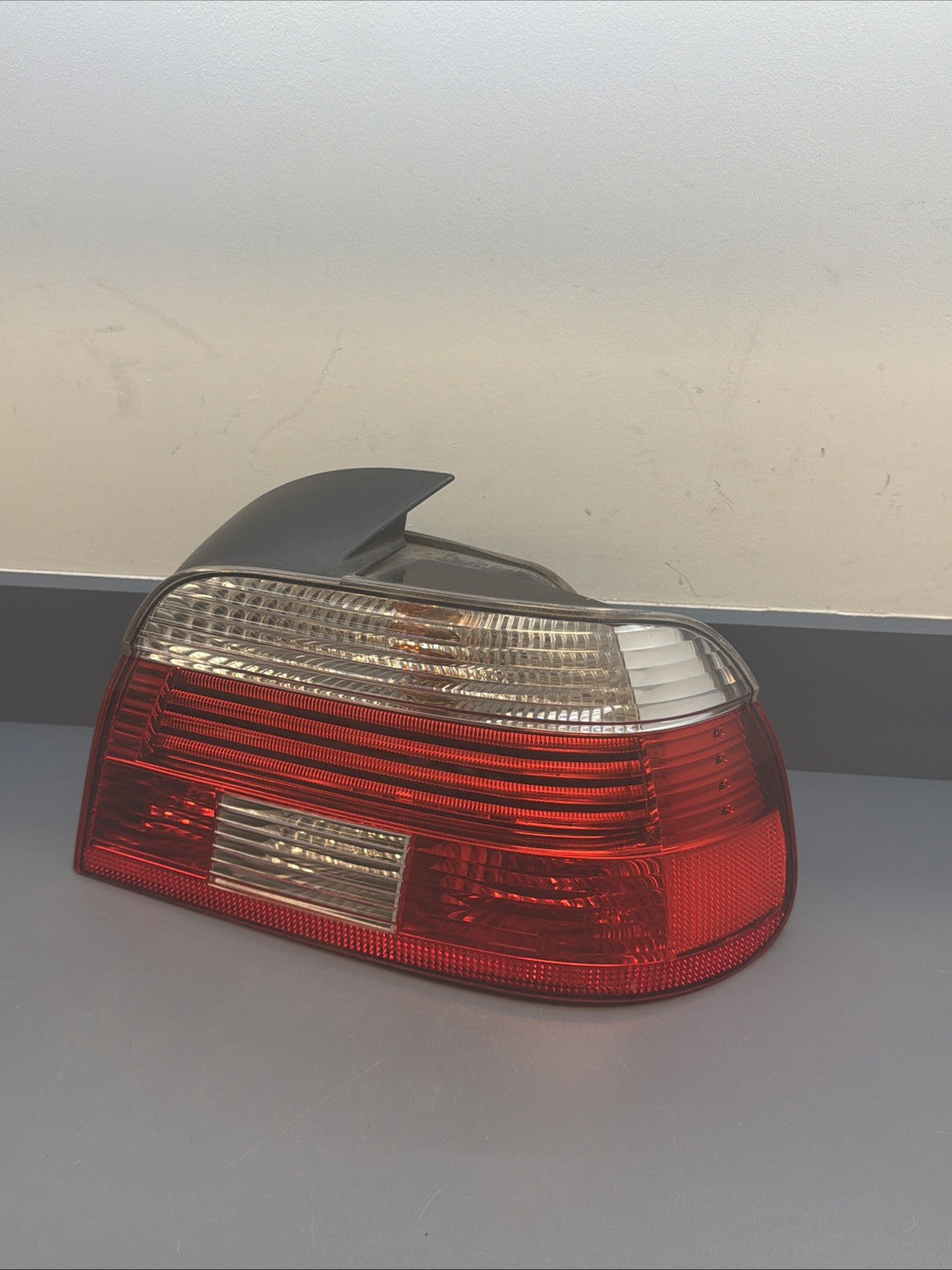 01-03 BMW E39 Sedan Rear Right Passenger Outer Tail Light Lamp HELLA 6902529