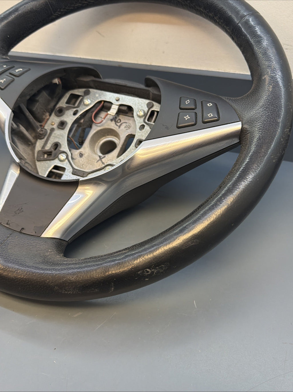BMW 03-10 E60 5 SERIES BLACK LEATHER STEERING WHEEL W/BUTTONS OEM 11008818