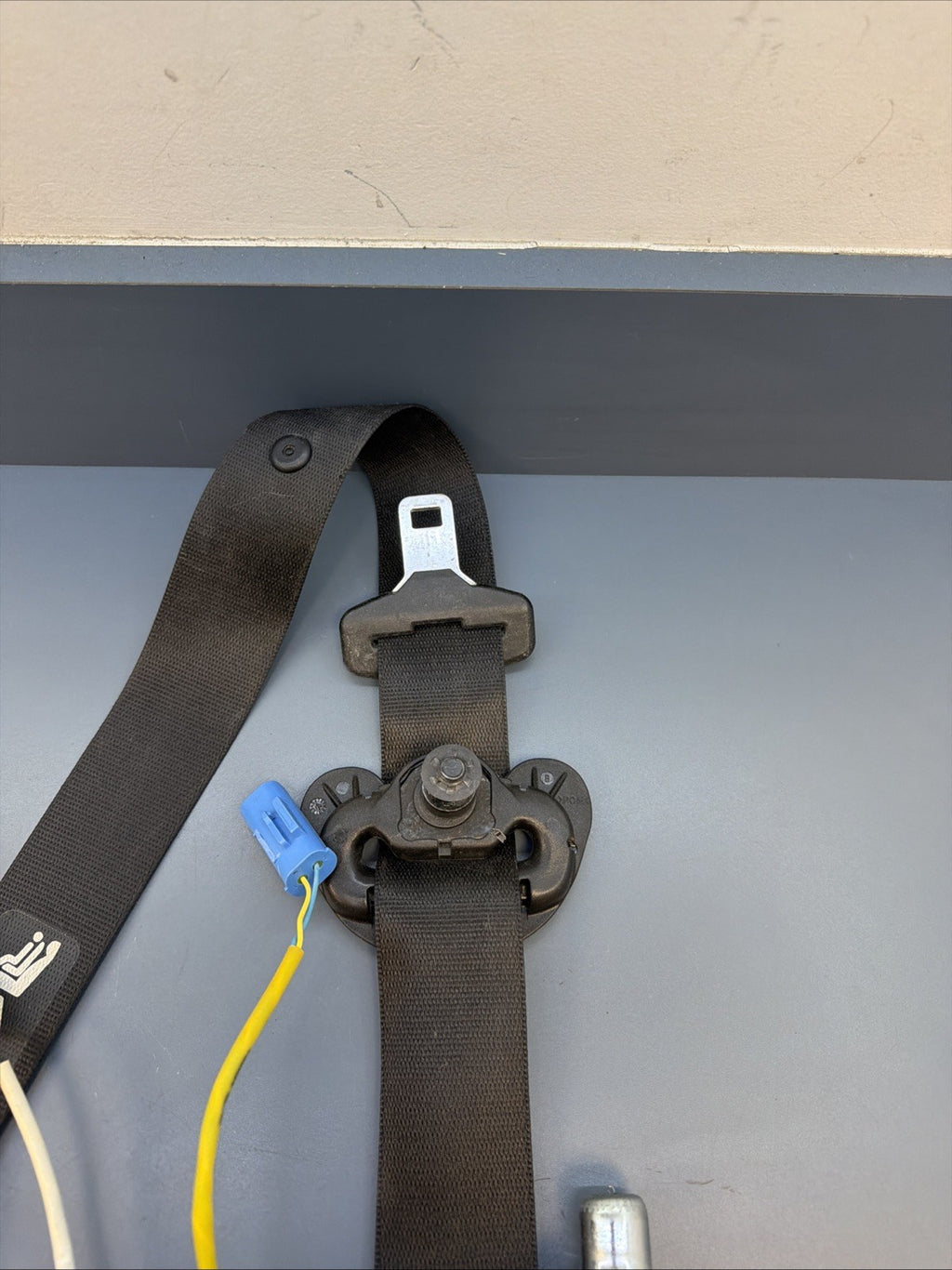BMW 2012-2015 E84 X1 FRONT RIGHT PASSANGER SEAT BELT RETRACTOR OEM 34061695