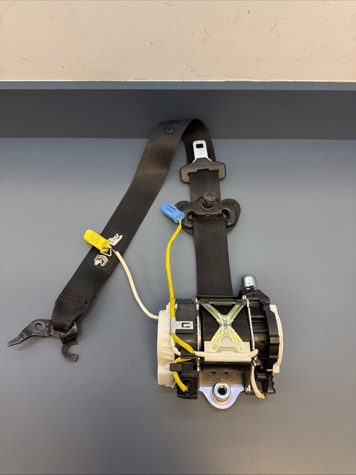 BMW 2012-2015 E84 X1 FRONT RIGHT PASSANGER SEAT BELT RETRACTOR OEM 34061695