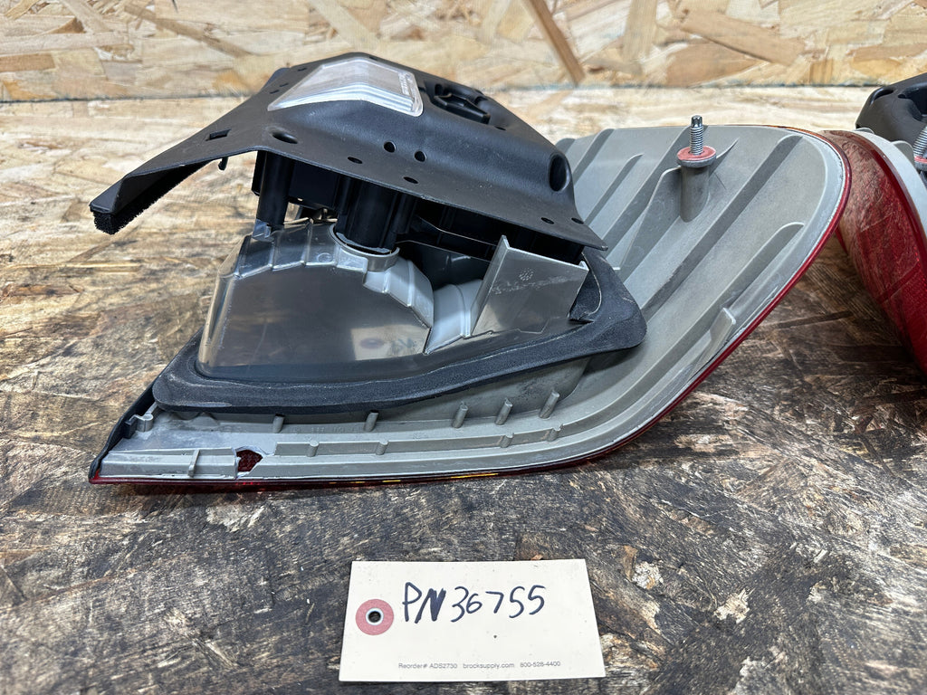 BMW E46 2003-2006 REAR OUTER TAIL LIGHT L+R SET 2PC OEM 6946533+6946534