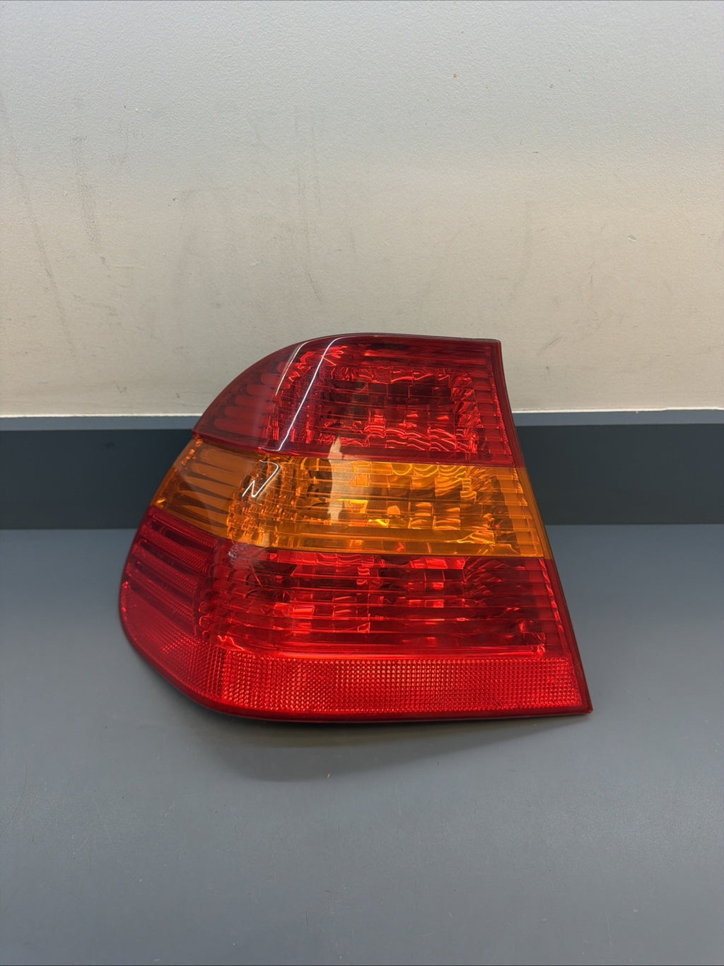 OEM 2002 2003 2004 2005 BMW E46 330i 325i LEFT DRIVER BRAKE TAIL LIGHT 6907933