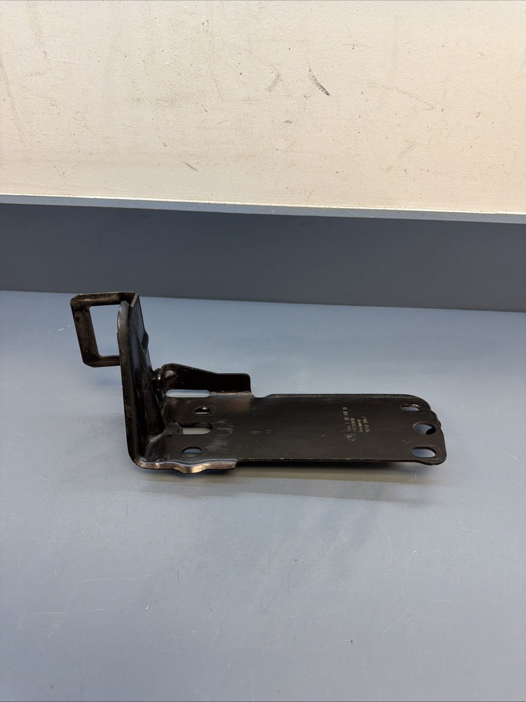 07-13 BMW 335i E90 E91 E92 E93 Front Left Lower Radiator Bracket OEM 7117811