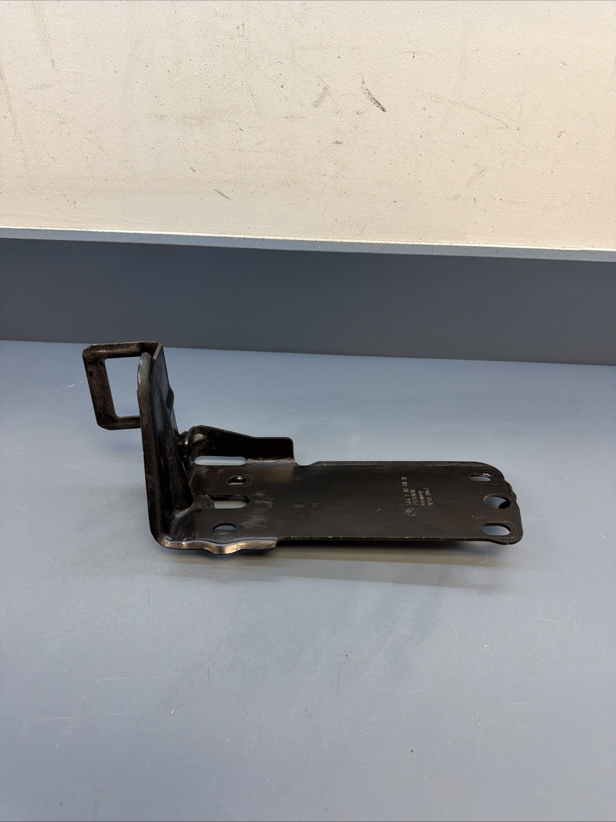 07-13 BMW 335i E90 E91 E92 E93 Front Left Lower Radiator Bracket OEM 7117811