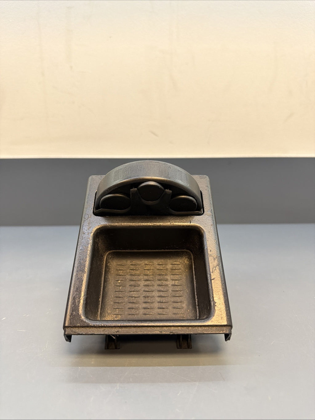 BMW 97-06 E46 3 SERIES CENTER CONSOLE ODDMENTS TRAY WITH COINBOX OEM 8217957