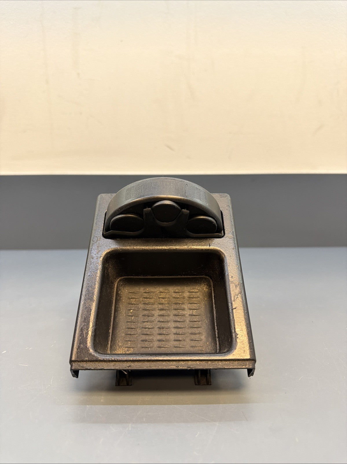 BMW 97-06 E46 3 SERIES CENTER CONSOLE ODDMENTS TRAY WITH COINBOX OEM 8217957