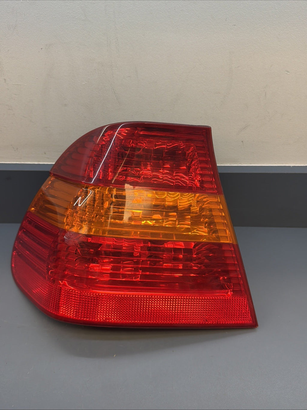 OEM 2002 2003 2004 2005 BMW E46 330i 325i LEFT DRIVER BRAKE TAIL LIGHT 6907933