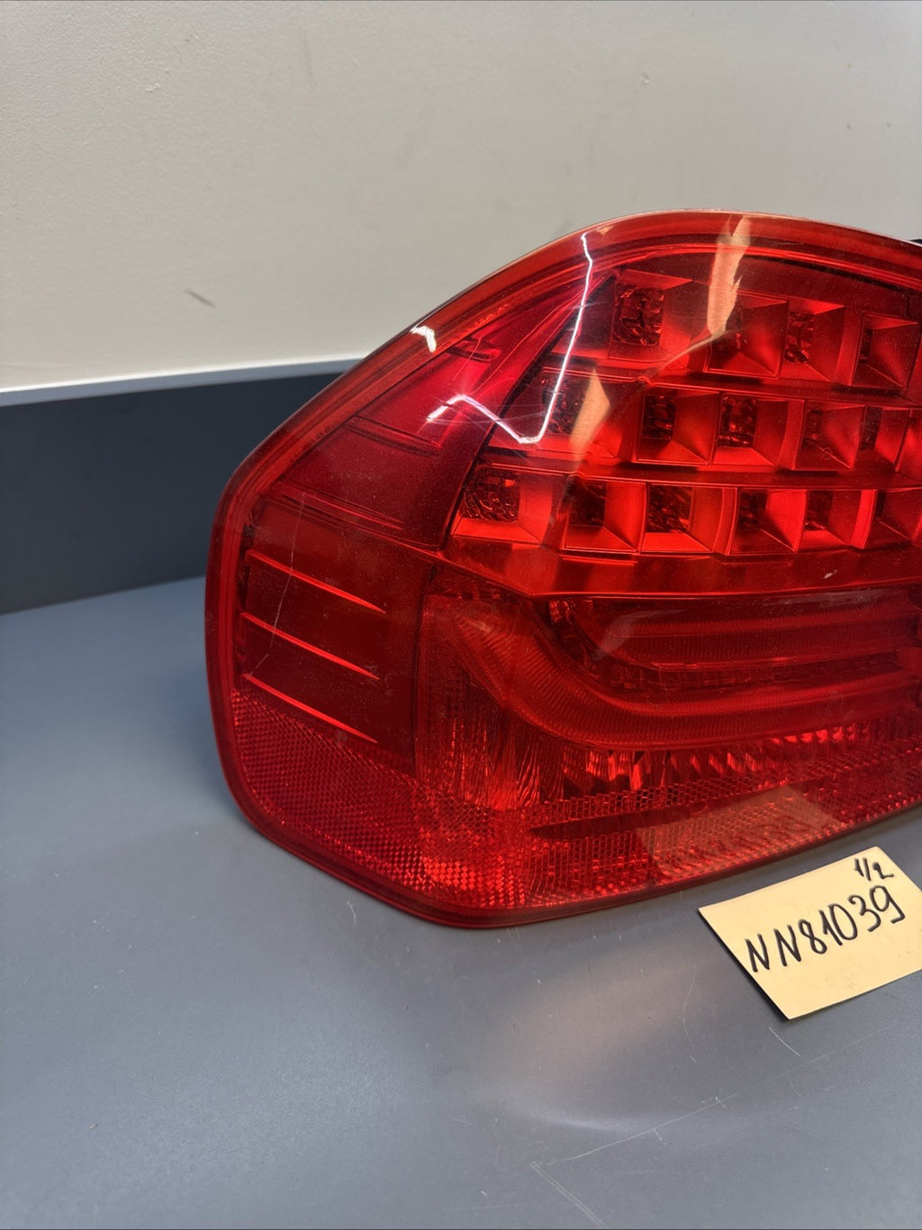 BMW 09-11 E90 LCI LEFT DRIVER SIDE REAR OUTER TAIL LIGHT OEM 7289429
