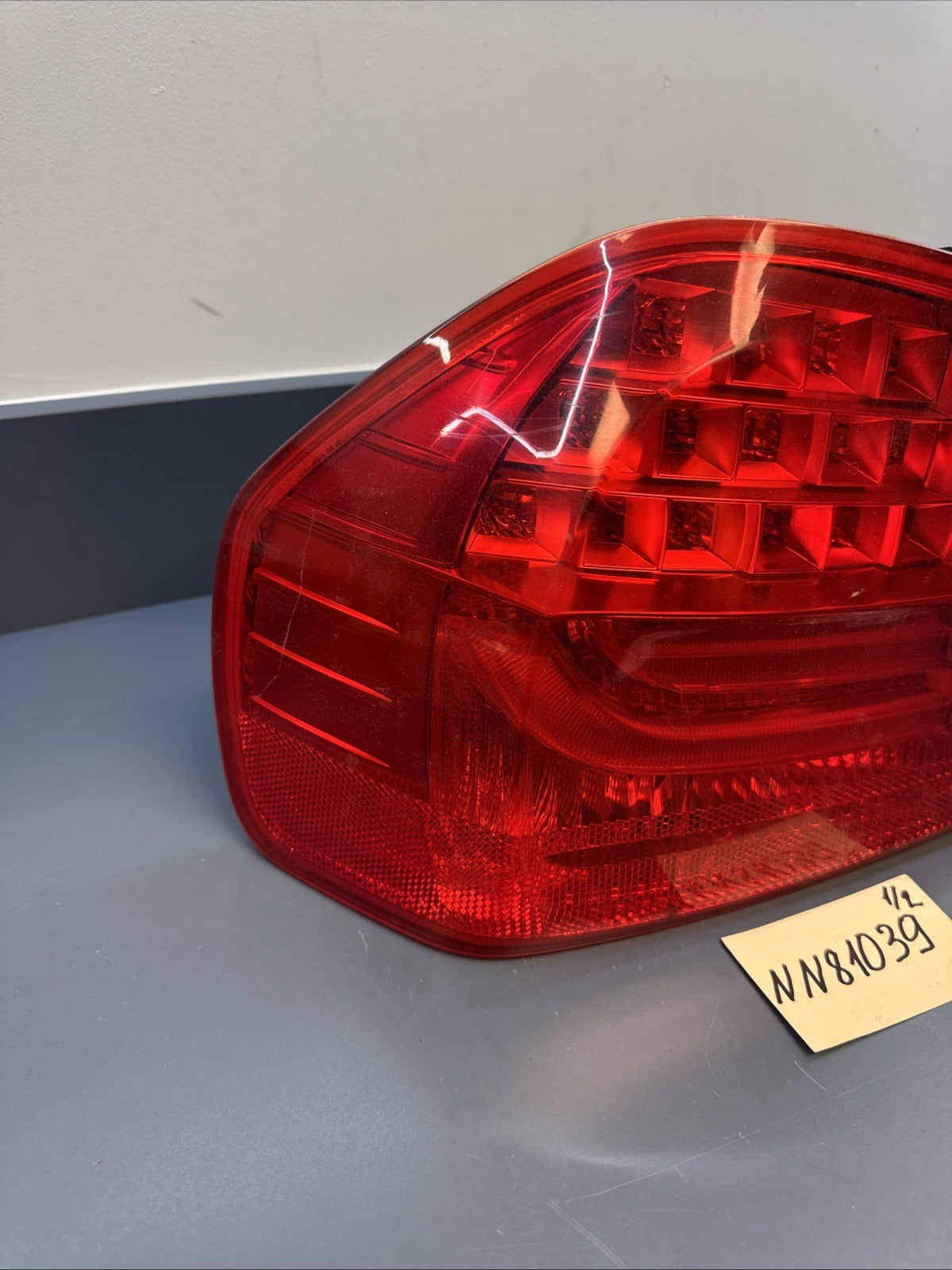 BMW 09-11 E90 LCI LEFT DRIVER SIDE REAR OUTER TAIL LIGHT OEM 7289429