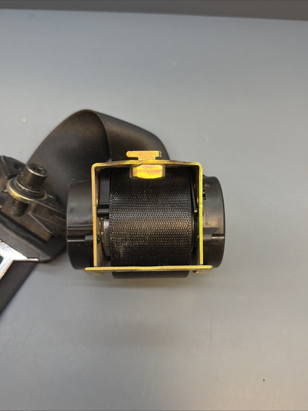 2001-2005 BMW 325i E46 Front Right Side Seat Belt Retractor 7008684 Black OEM