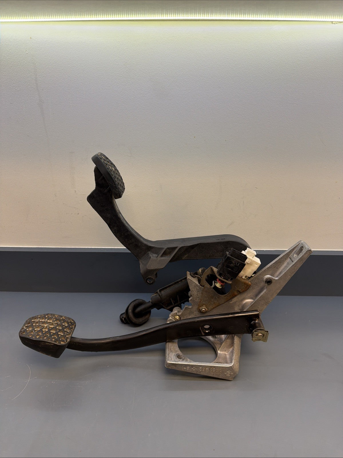 BMW E36 3-Series Z3 1997-2000 Clutch Brake Pedal Assembly w Return Spring OEM