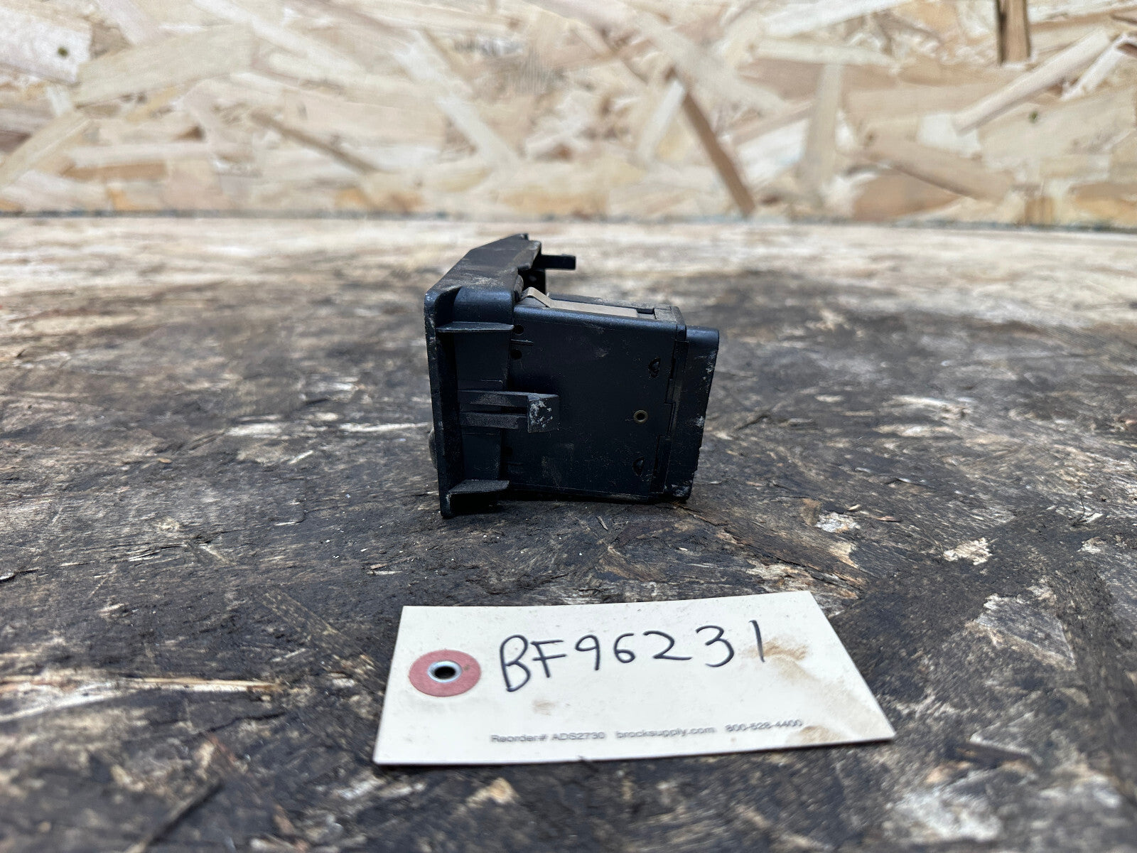 BMW 88-96 E34 5 SERIES FOG LIGHT SWITCH WITH E34 BLACK TRIM PANEL OEM 1384008