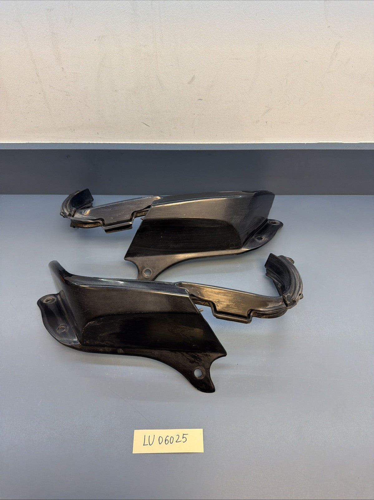 03-05 BMW Z4 E85 OEM RIGHT AND LEFT SIDE TAILLIGHT TRIM SET 7025641 7025642