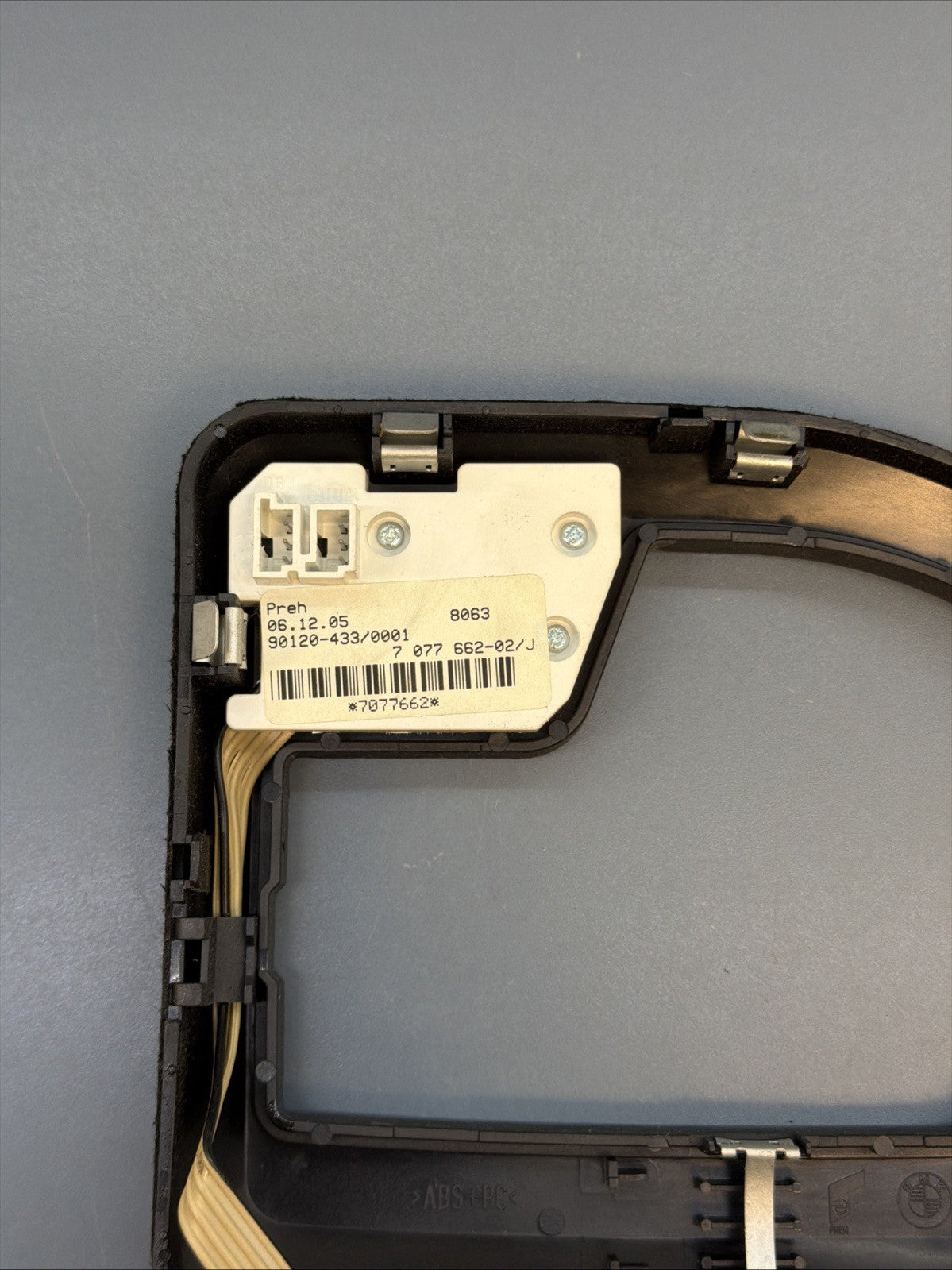 2004-2007 BMW 530i 535I FRONT CENTER CONSOLE SHIFTER TRIM BEZEL 7077662 OEM