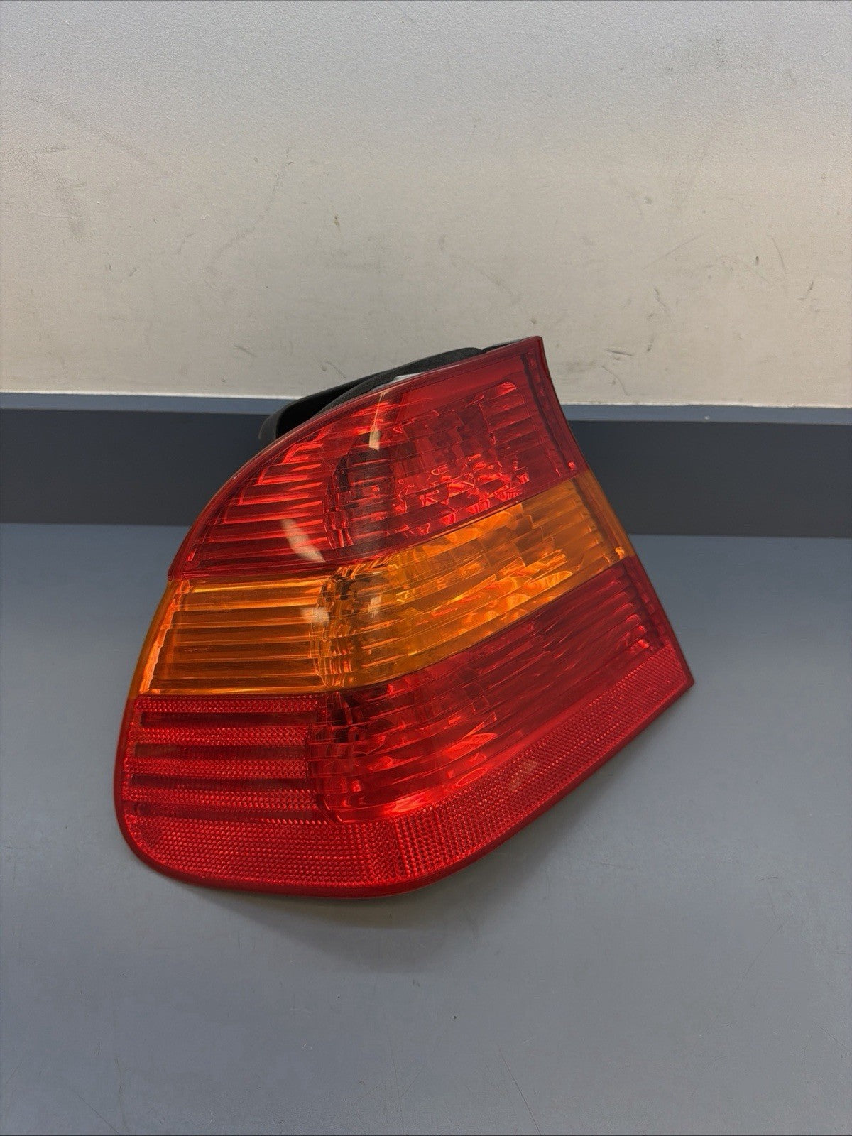 2002-2005 BMW E46 325 330 SEDAN LEFT DRIVER SIDE TAIL LIGHT OEM 6907933 OEM