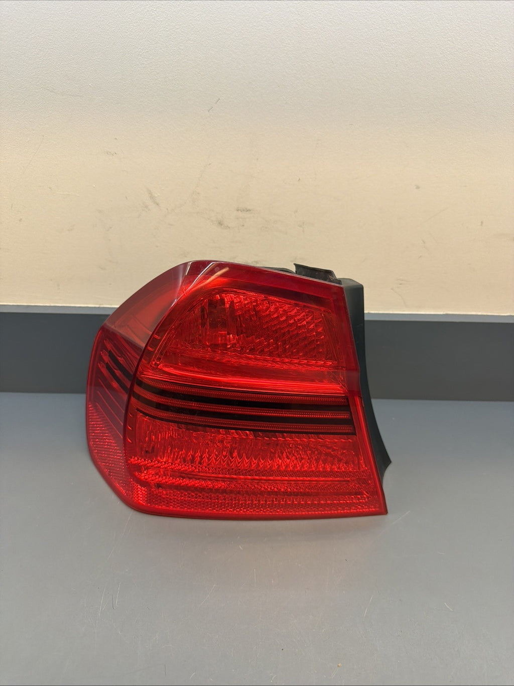 2006-2008 BMW E90 OUTTER PASSANGER PRE LCI TAIL LIGHT 7161956