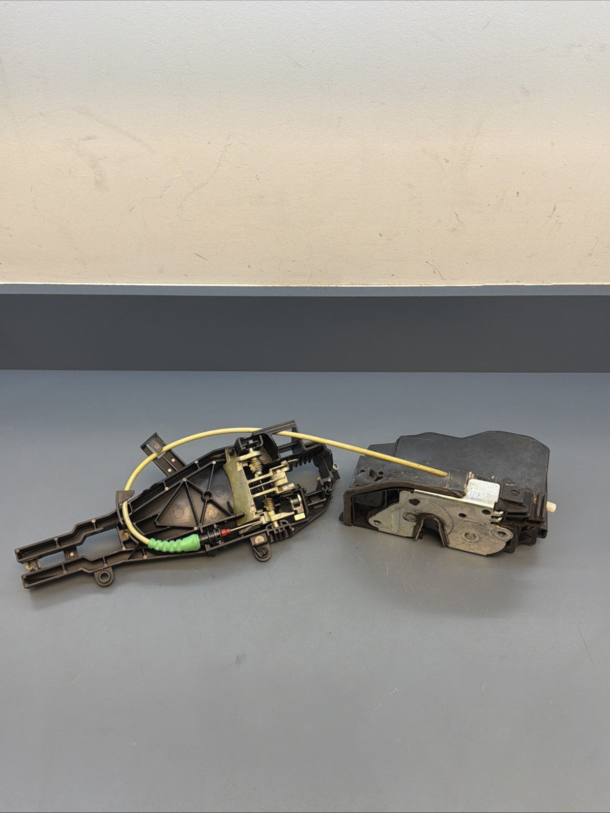 12-15 BMW X1 E84 Front Right Door Lock Latch Actuator & Handle Frame OEM 7229458