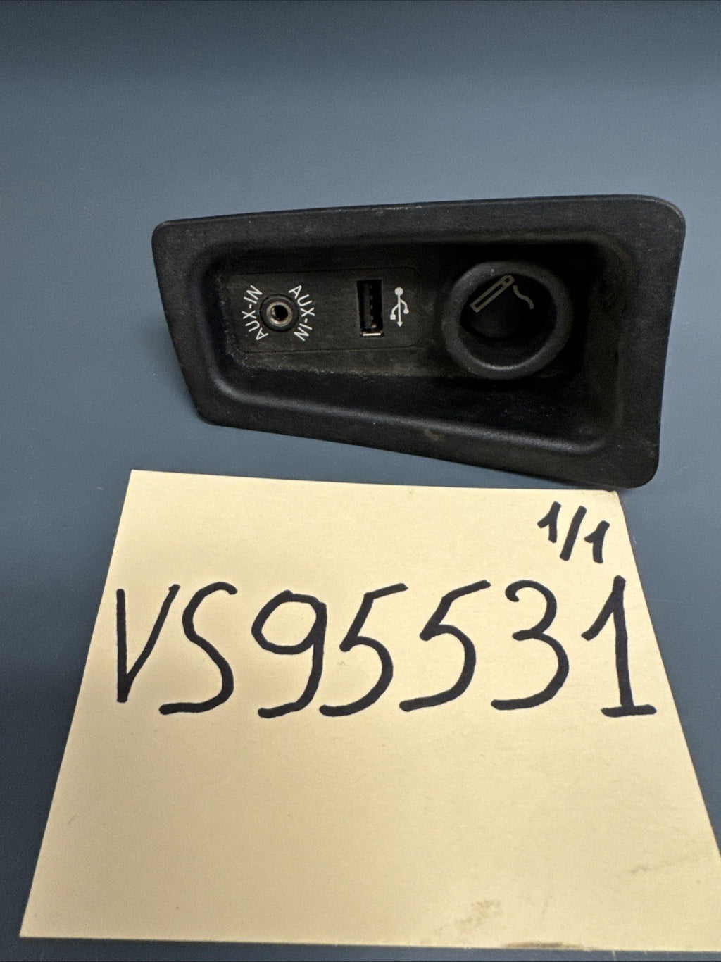 BMW 1 3 5 7 E60 E70 E81 E87 E90 F01 F07 F10 USB AUX-IN Socket Port Plug 9237653