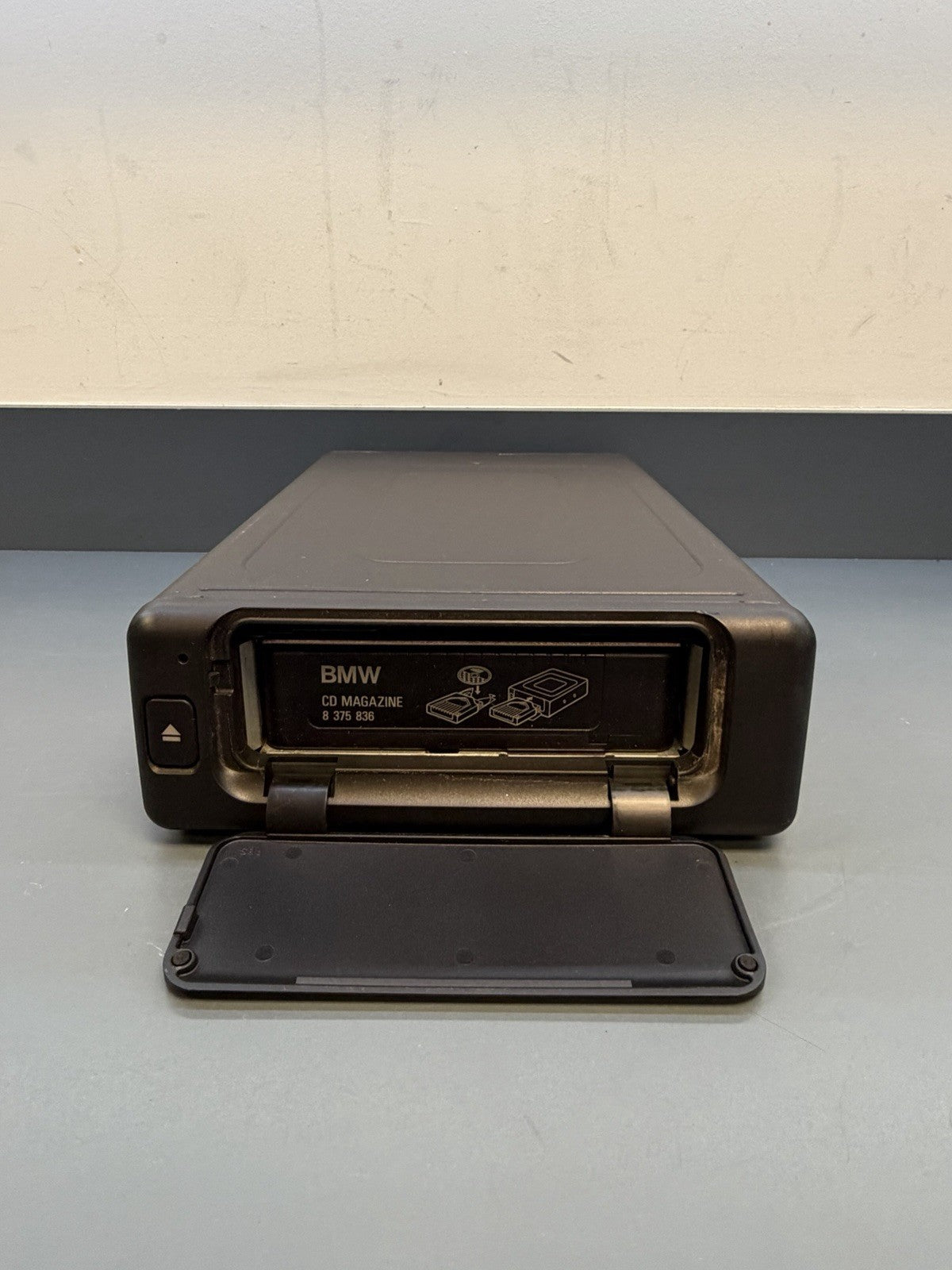 Genuine BMW E38 7-Series Trunk 6 CD Changer With Cartridge 65128375537