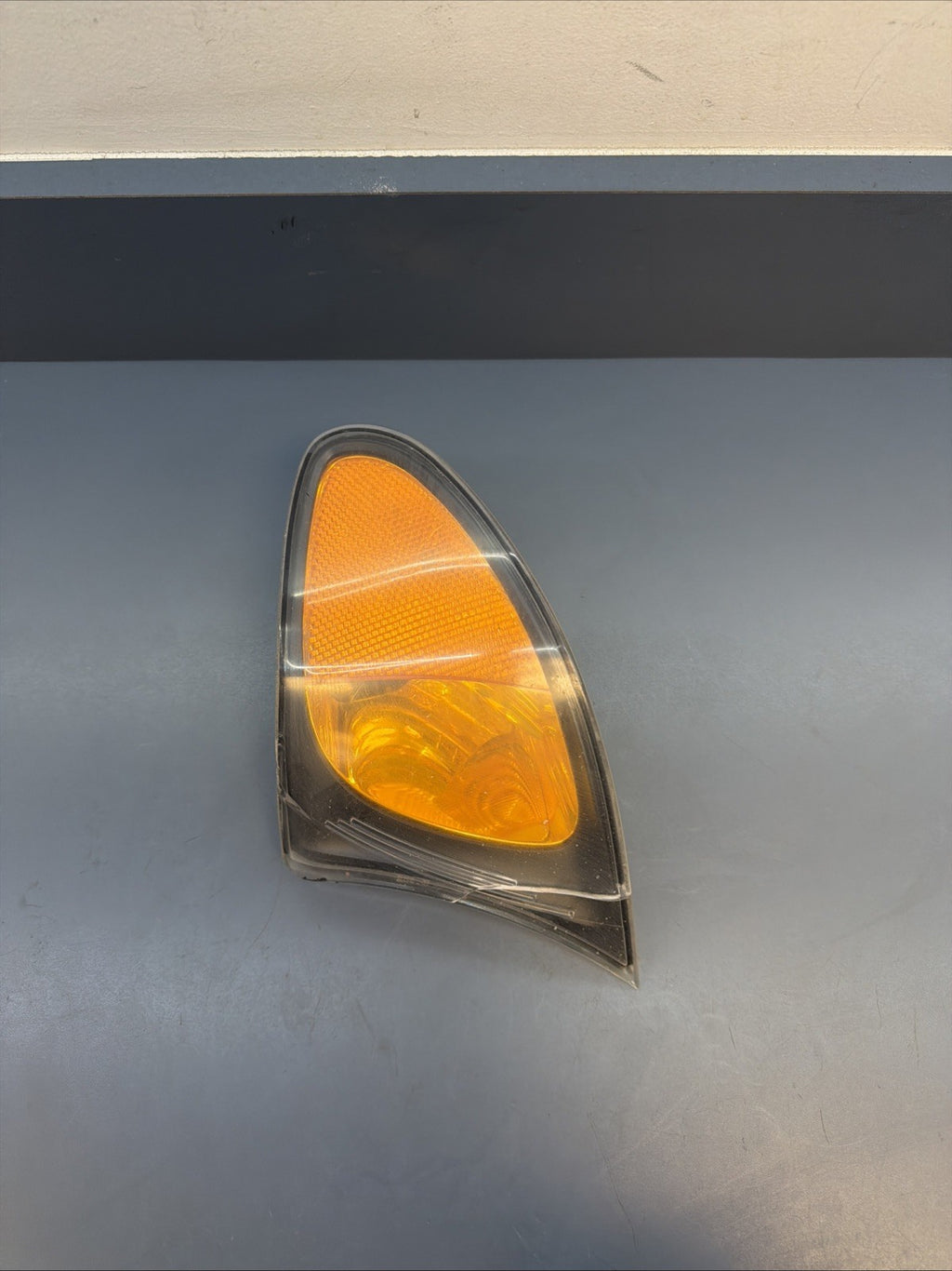 2001-2005 BMW 3 SERIES E46 HEADLIGHT LEFT TURN INDICATOR 388709 6915381 CRACKED