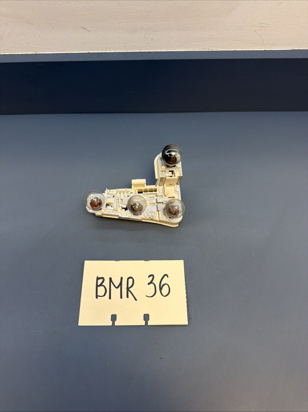 BMW 06-08 E90 PRE LCI LEFT/DRVER SIDE TAILLIGHT BULB HOLDER OEM 6937473