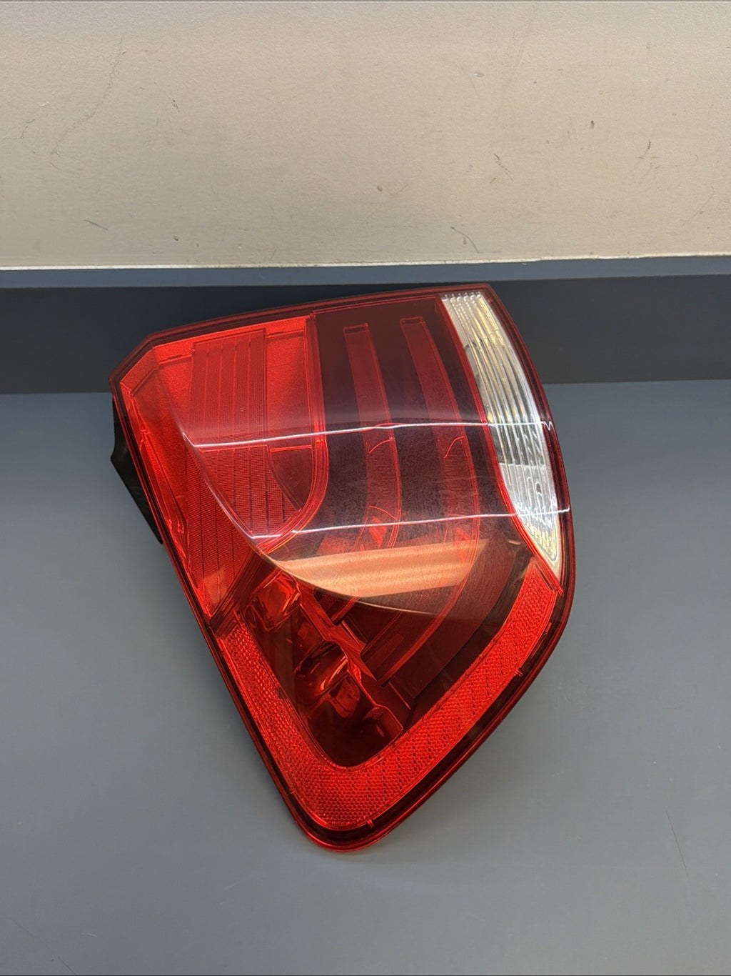 OEM 2012-2015 BMW X1 LH REAR LEFT DRIVERS TAIL LIGHT ASSEMBLY 2990111