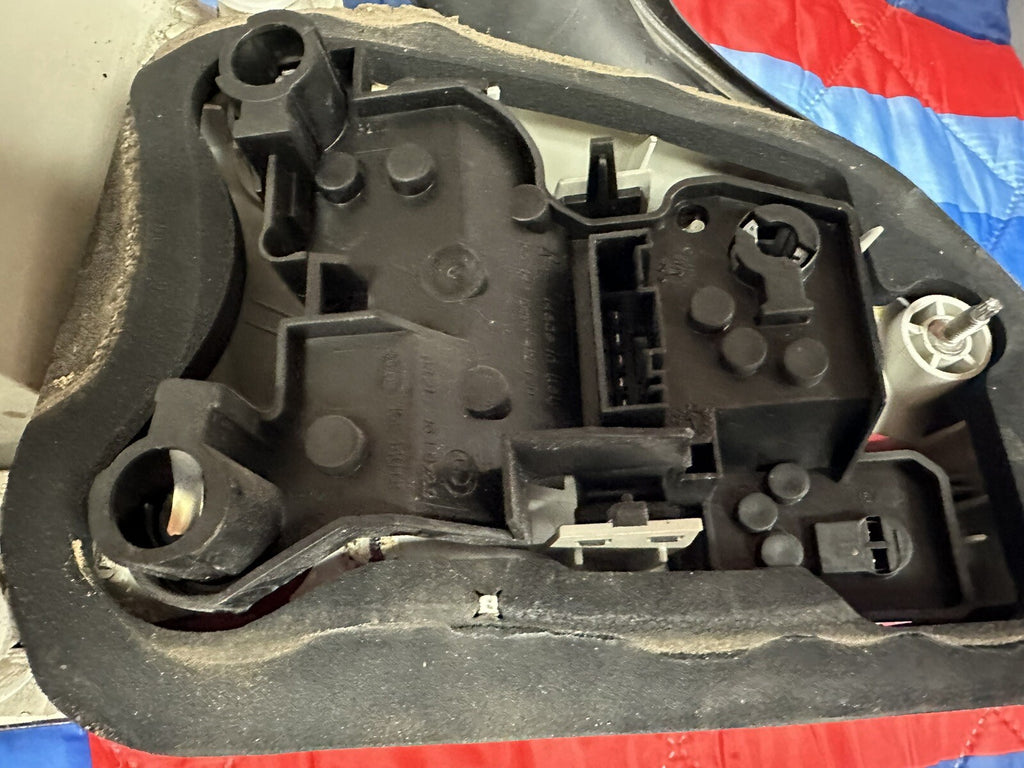2008-2011 BMW 1 E82 E88 REAR RIGHT PASSANGER SIDE TAILLIGHT OEM 6924520