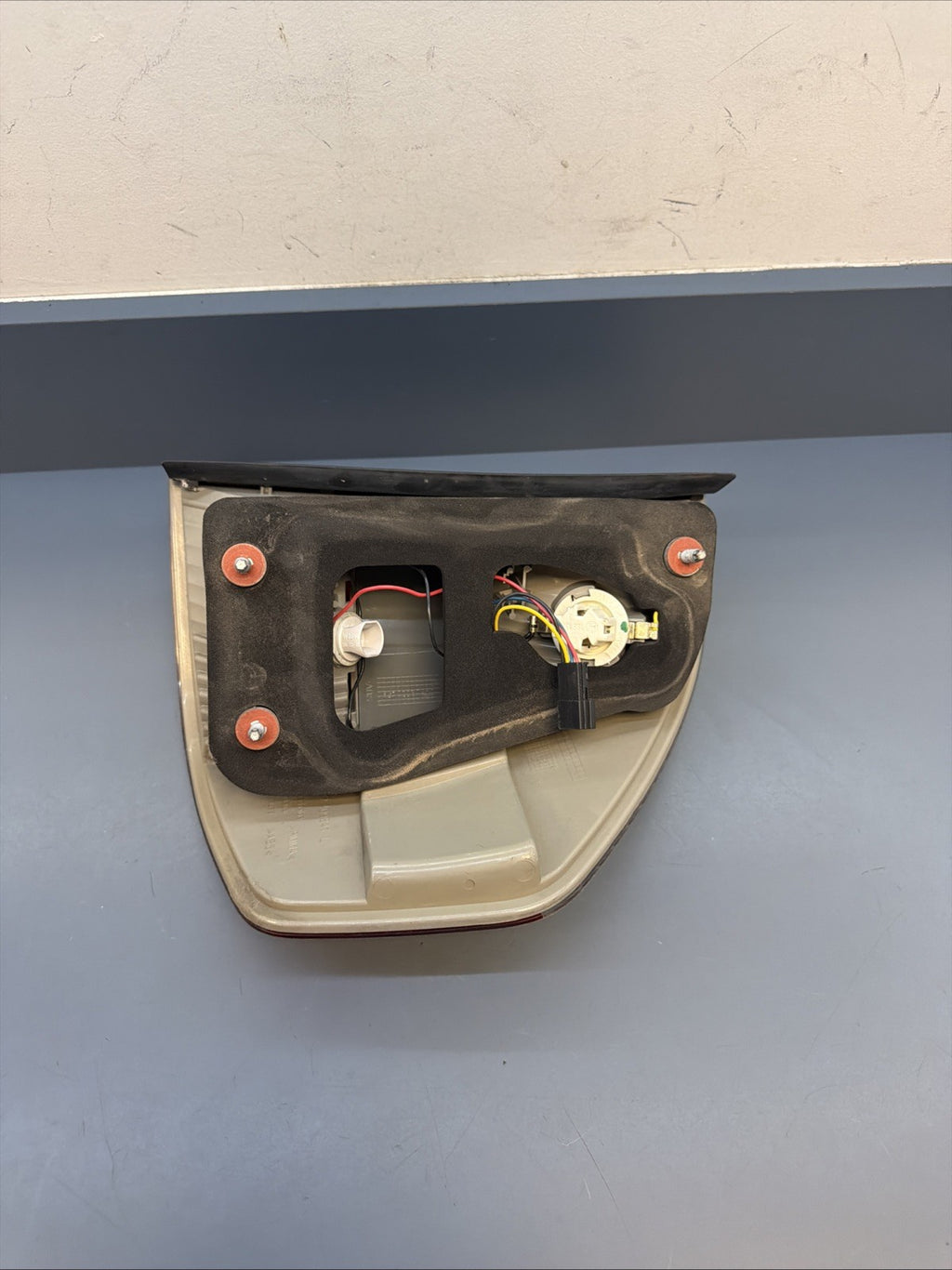 2007-2010 BMW X3 LEFT DRIVER SIDE OUTER TAIL LIGHT LAMP ASSEMBLY 7162211 OEM