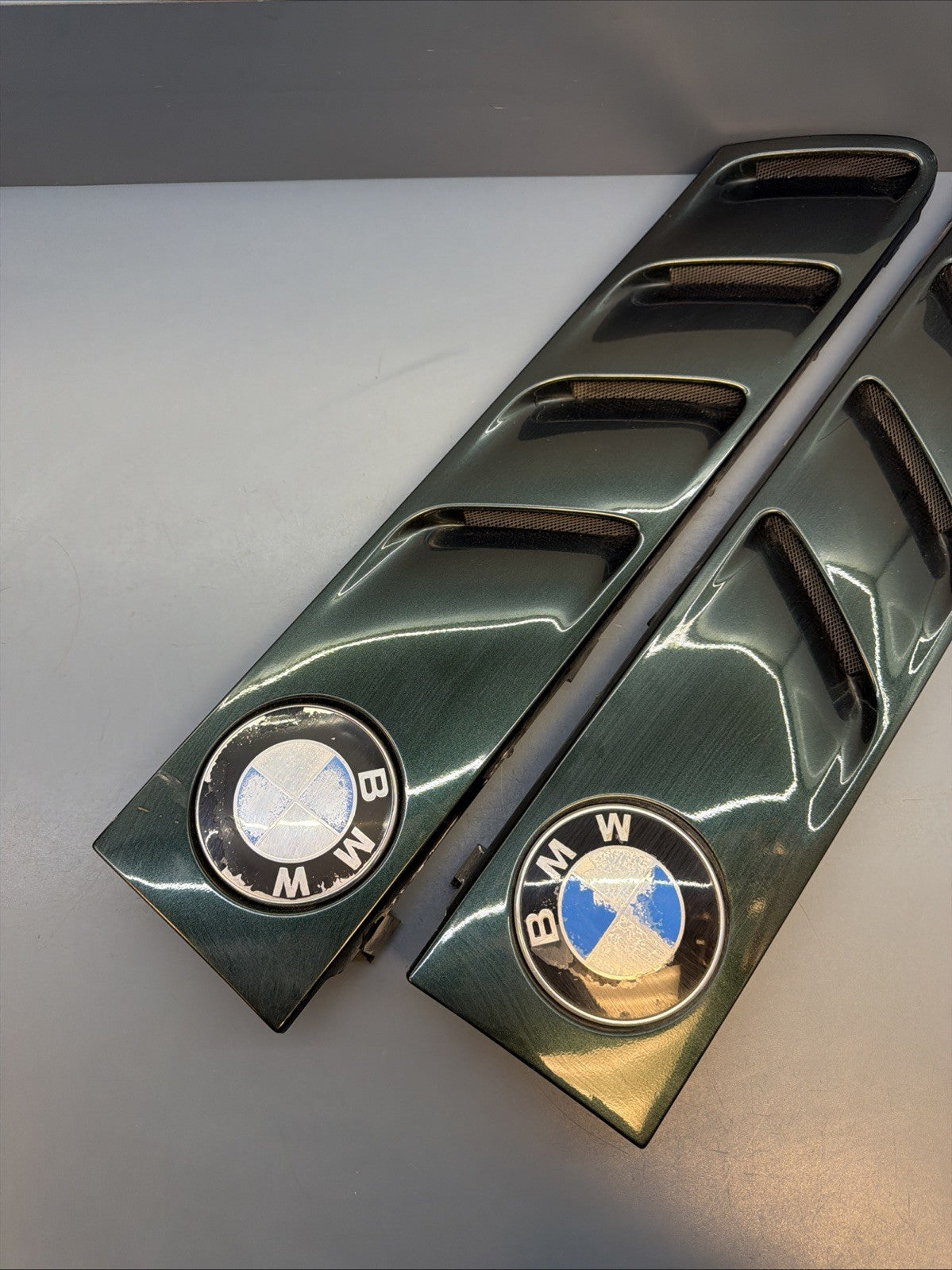 96-02 BMW E36/7 Z3 FRONT RIGHT & LEFT FENDER VENT TRIM GREEN SET 8398016 8398015