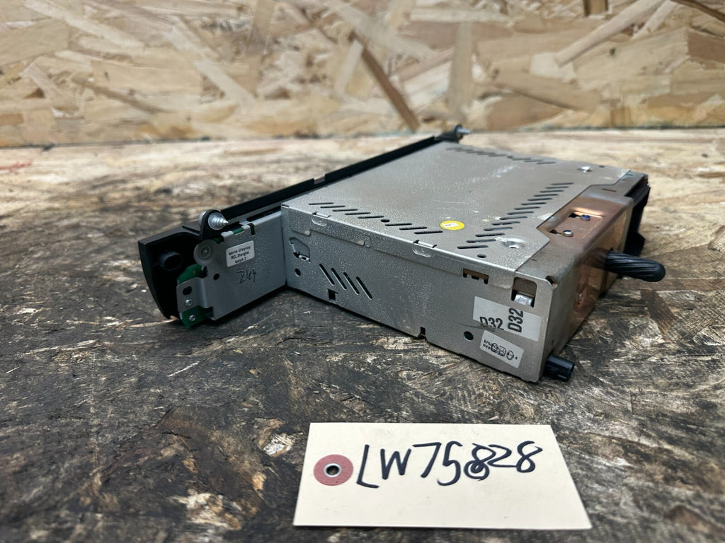 BMW 2003-2010 E83 X3 AM FM CD BUSINESS RADIO RECIEVER OEM 9173686