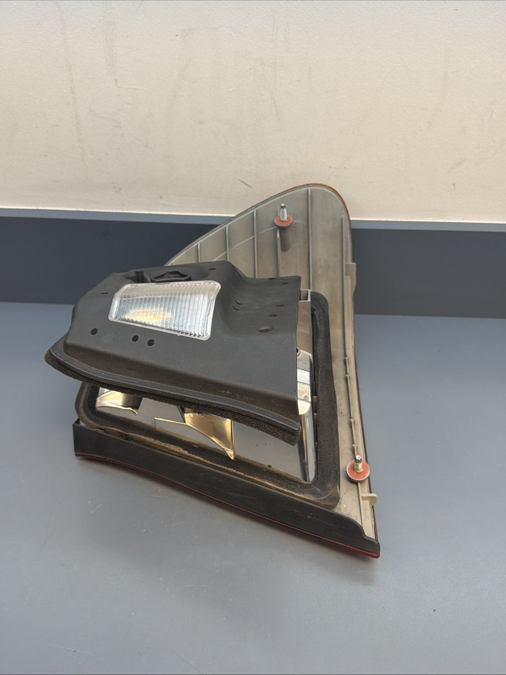 OEM 2002 2003 2004 2005 BMW E46 330i 325i LEFT DRIVER BRAKE TAIL LIGHT 6907933