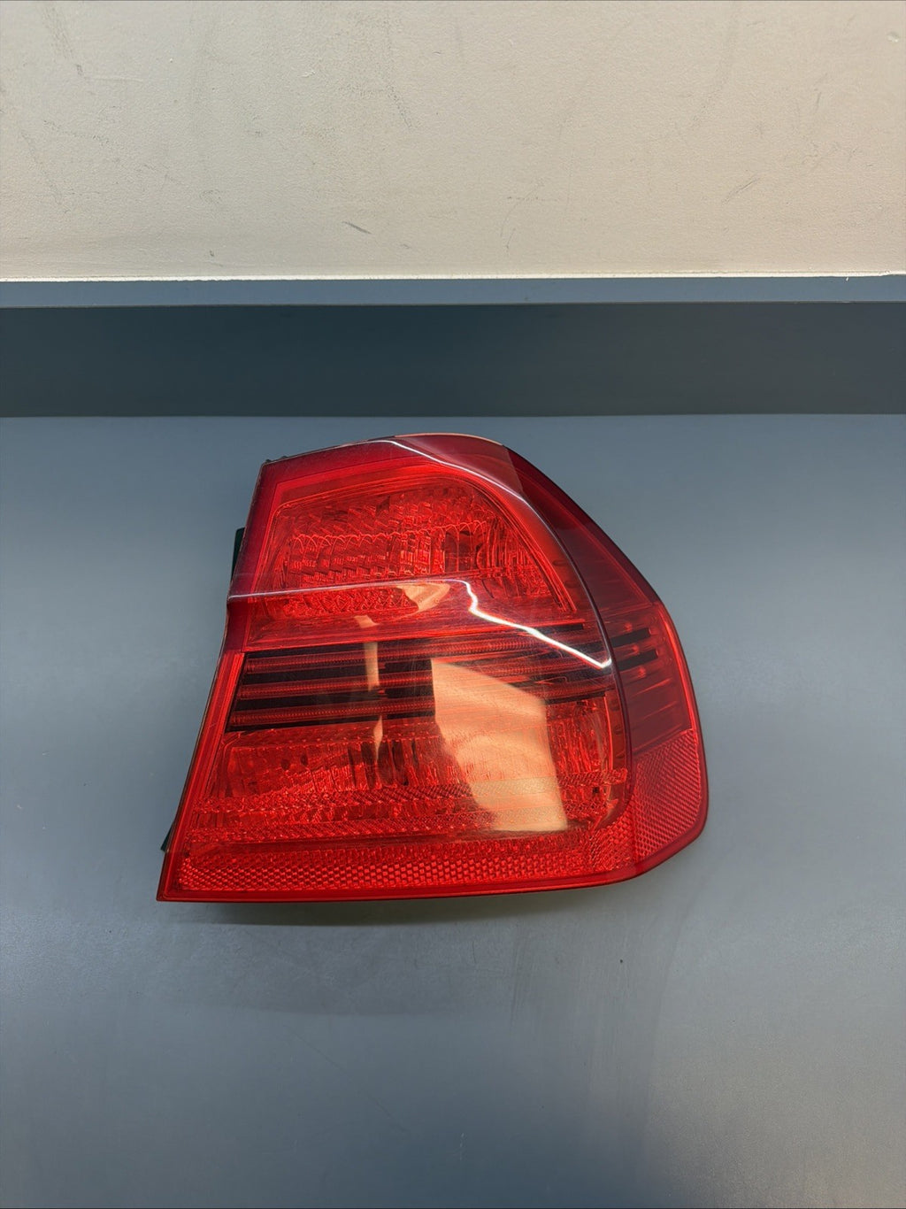 2006-2008 BMW E90 OUTTER PASSANGER PRE LCI TAIL LIGHT 7161956