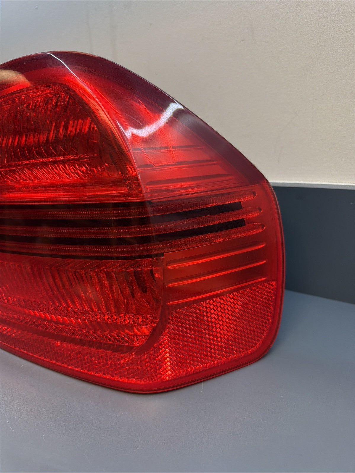 2006-2006 BMW E90 OUTTER PASSANGER PRE LCI TAIL LIGHT 7161956