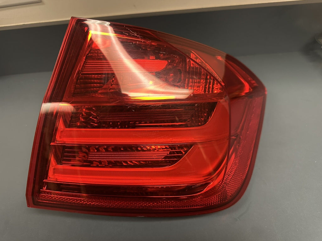 2012-2016 BMW 328xi F30 OEM Right Rear Outer Trunk Tail Light Lamp 7372786