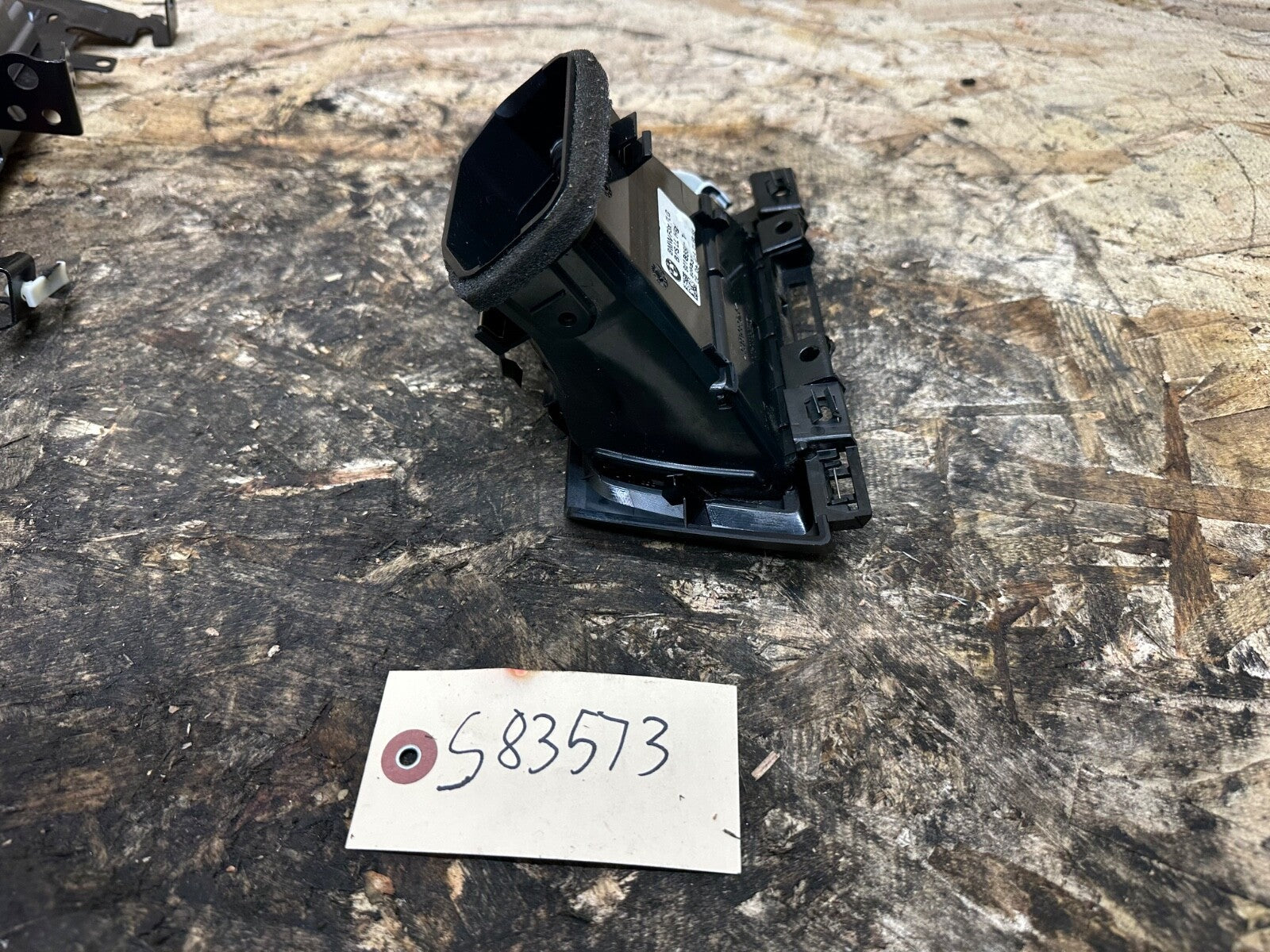 BMW F30 12-19 PASSANGER RIGHT SIDE DASH AIR VENT BLACK COMPLETE OEM BMW 9218549